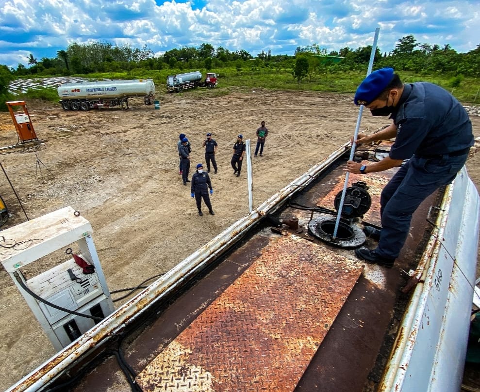 KPDNHEP Kubang Pasu rampas minyak diesel, petrol dari stor haram