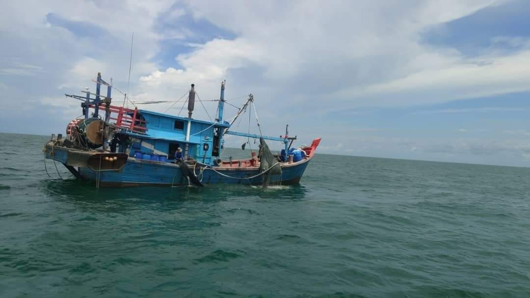 Empat nelayan, bot pukat tunda ceroboh zon laut ditahan