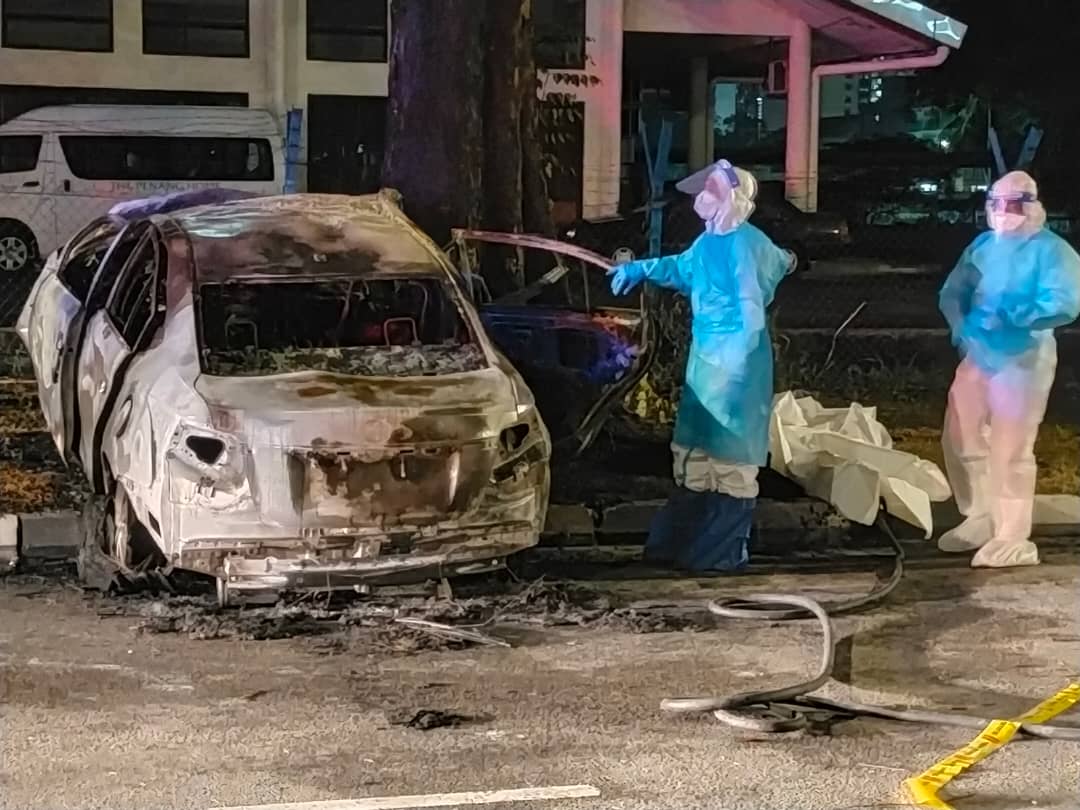 3 rentung kereta Toyota Vios terbakar