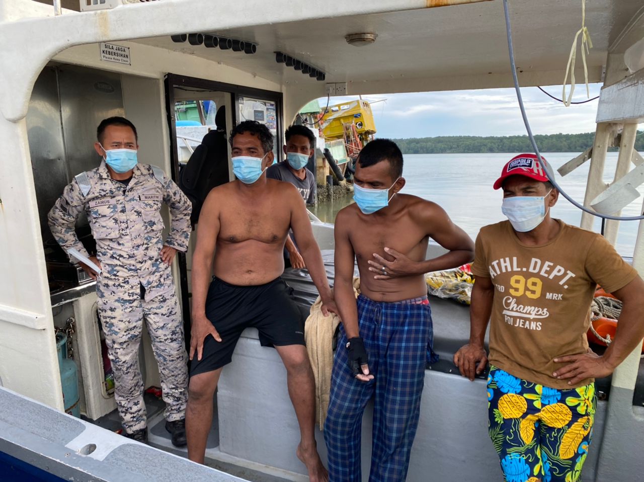 Dua nelayan diselamatkan, sembilan jam terapung di laut