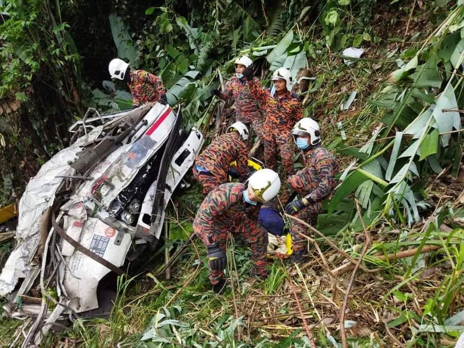 [VIDEO]Pemandu lori, kelindan maut, kenderaan terbabas masuk gaung