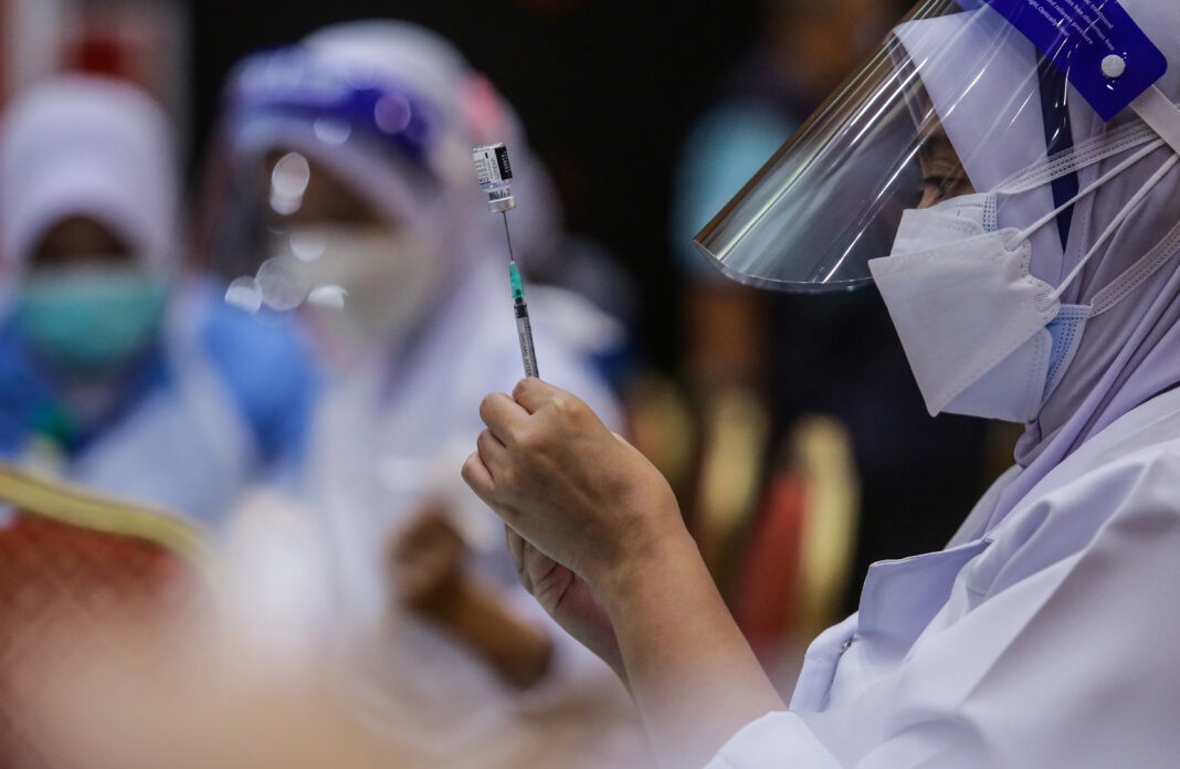 Malaysia vaksin penjawat awam
