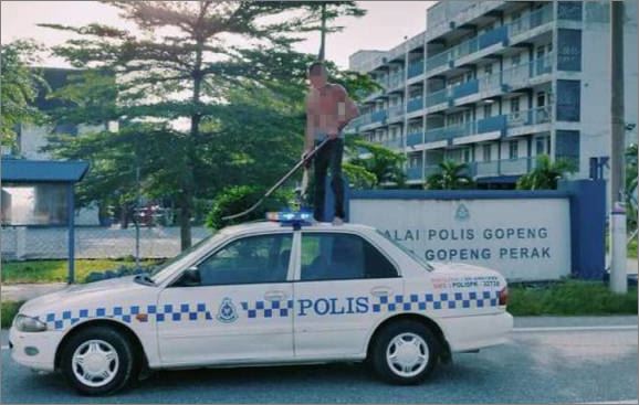 [VIDEO]Lelaki agresif ditahan selepas panjat kereta polis, libas sabit