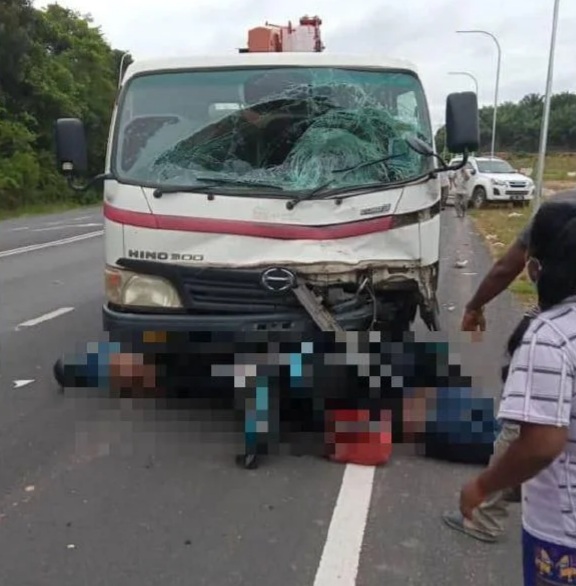 Abang maut, adik parah motosikal bertembung lori