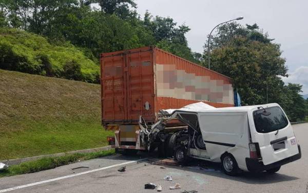 Dua warga asing maut van rempuh belakang treler