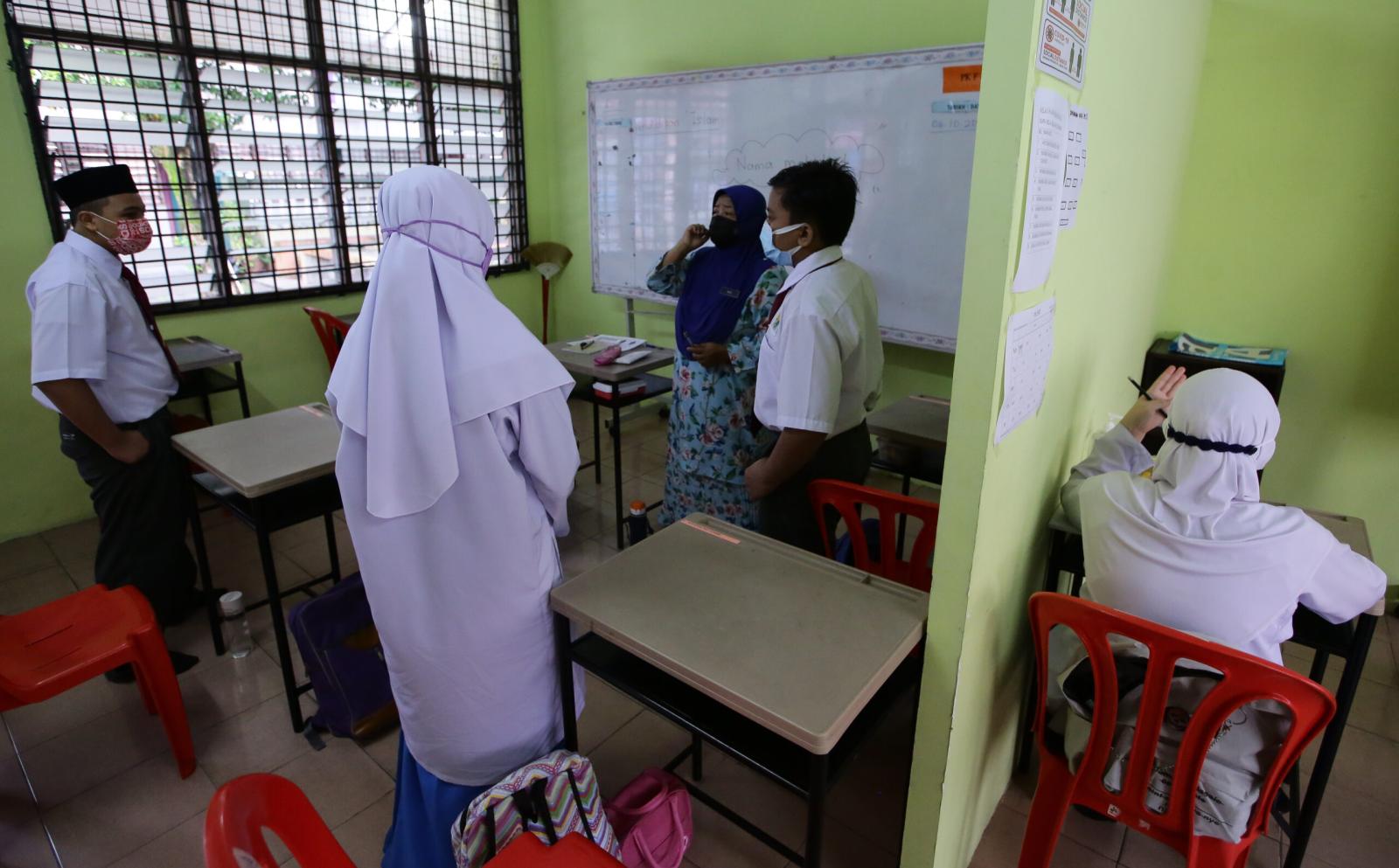 Pelajar sekolah menengah hadir bersemuka jika vaksinasi capai 90%