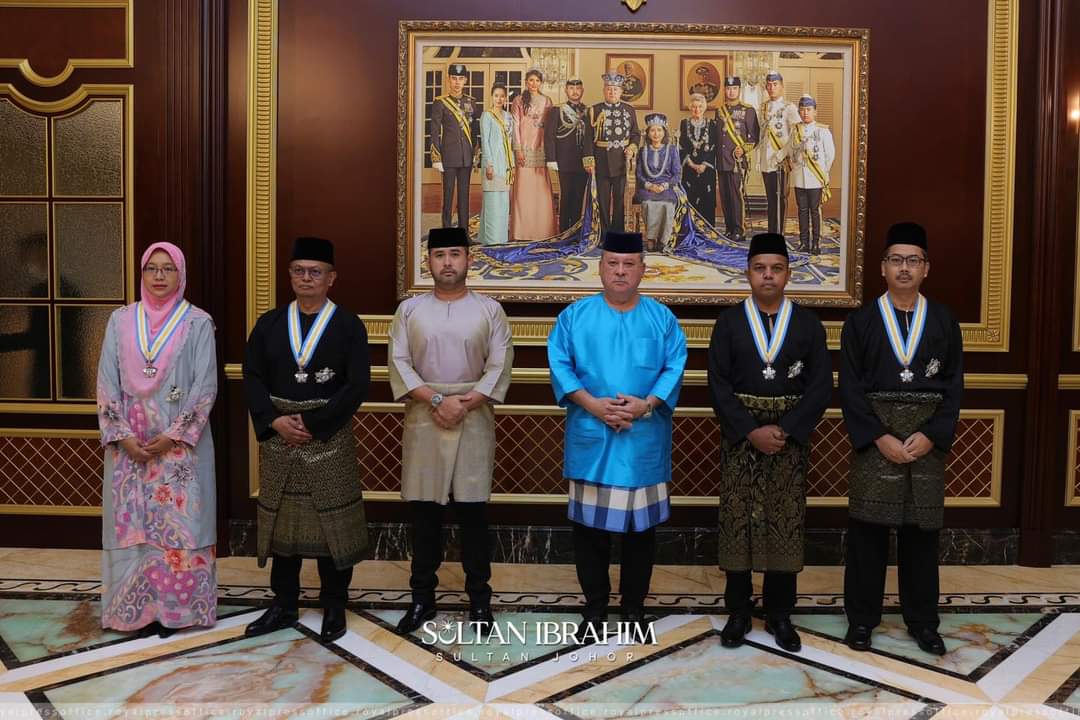 Sultan Johor kurnia DMIJ kepada Ayob khan, tiga individu