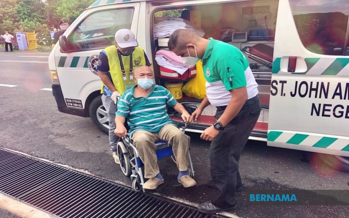 Pesakit strok naik ambulans pergi mengundi