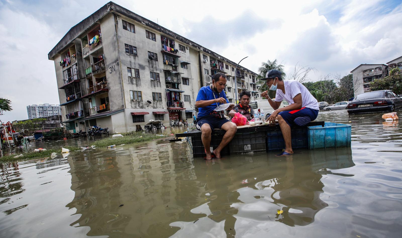 Operasi pengurusan banjir berdepan masalah jika bertembung PRU-15, kata Hamzah