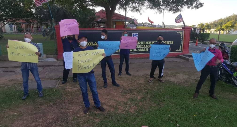 Waris berhimpun depan sekolah tuntut guru tak divaksin, dipindahkan