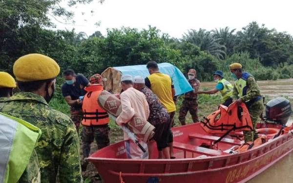 Jalan ke kubur dinaiki air: Anggota keselamatan bantu bawa jenazah dengan bot