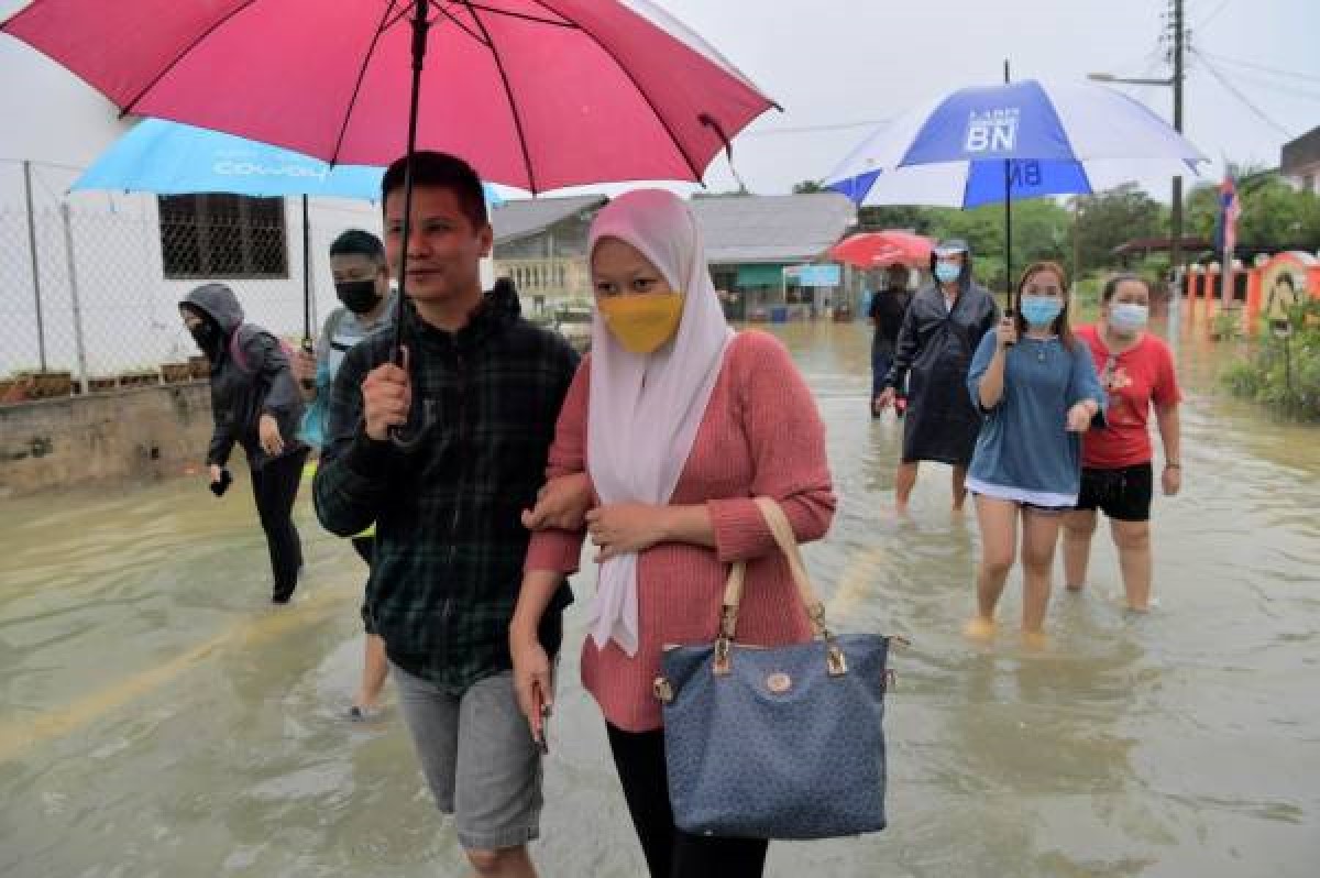 Wanita sarat mengandung nekad redah banjir ke klinik