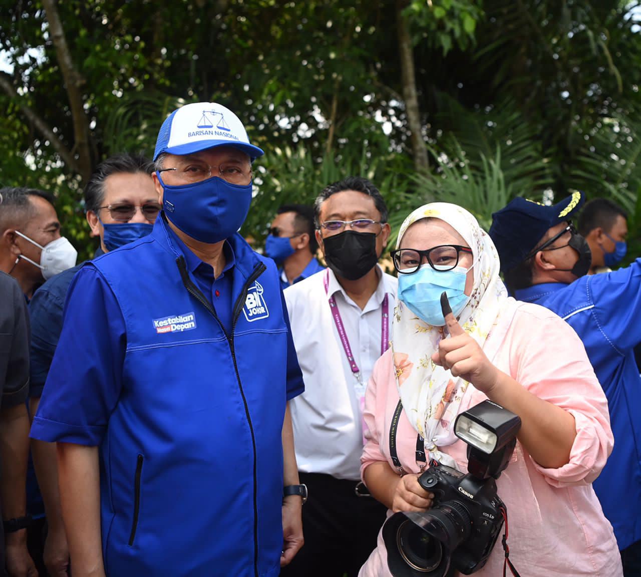 PM pakai baju BN tinjau pusat mengundi satu kesalahan pilihan raya