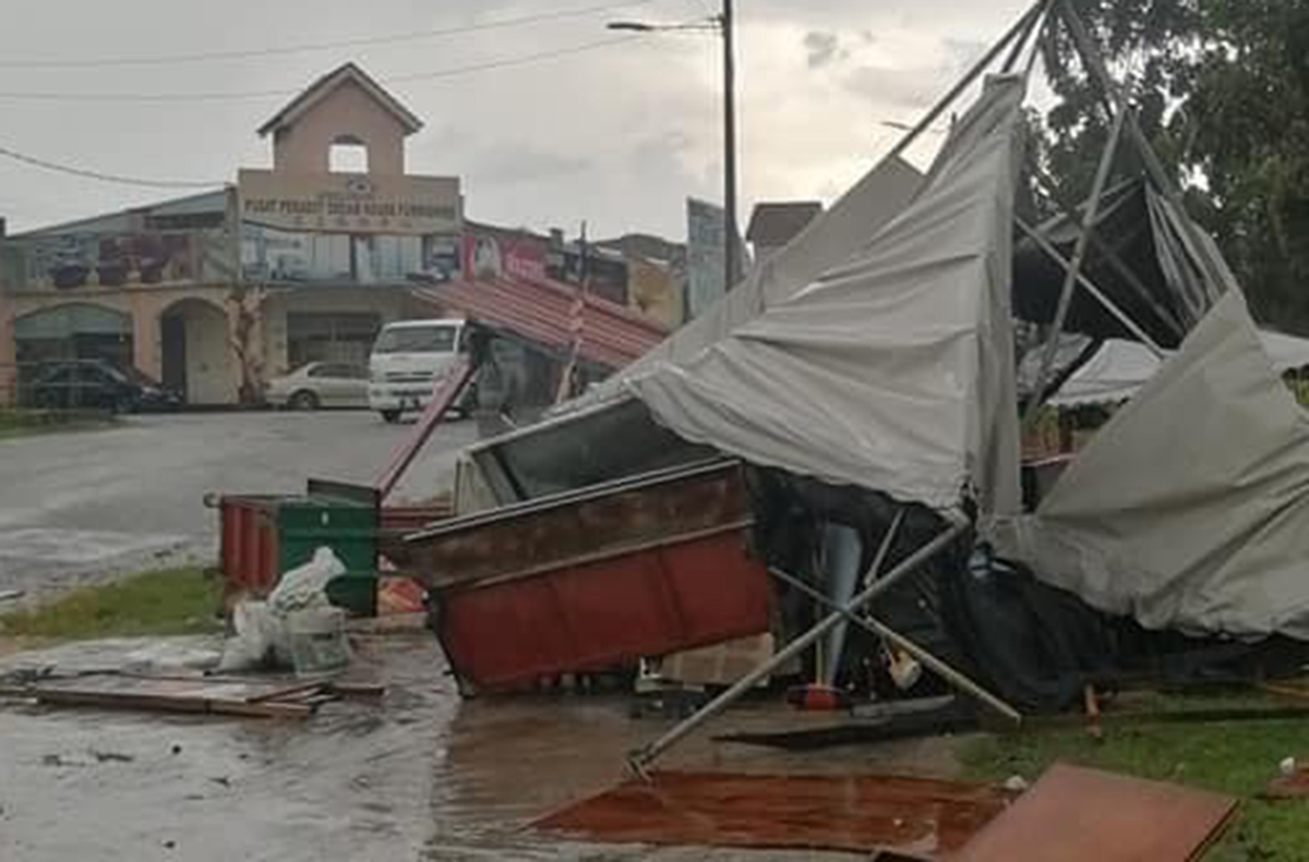 Angin kuat di Ipoh, kenderaan dan khemah peniaga rosak