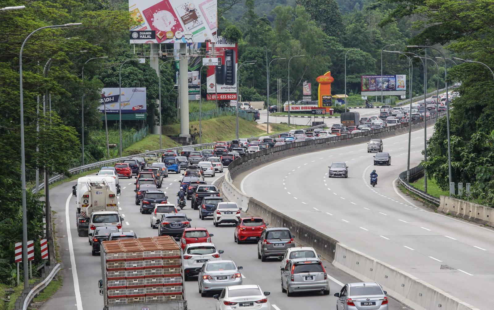 PRU-15: Trafik lebuh raya utama negara mulai perlahan, sesak