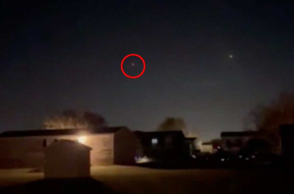 [VIDEO] Lelaki dakwa nampak UFO terbang di langit