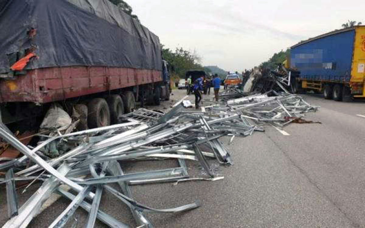 Kelindan maut tercampak dari lori langgar treler di lorong kecemasan