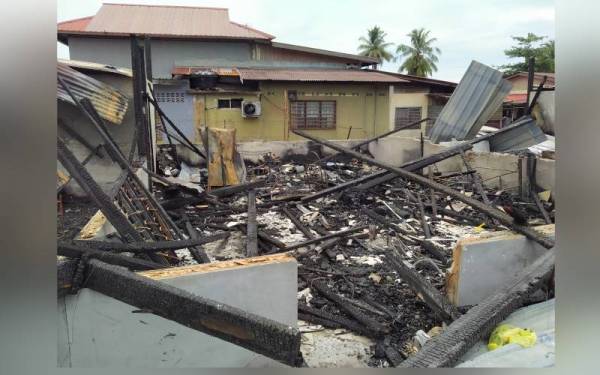 Tinggal sehelai sepinggang, rumah terbakar ketika beraya