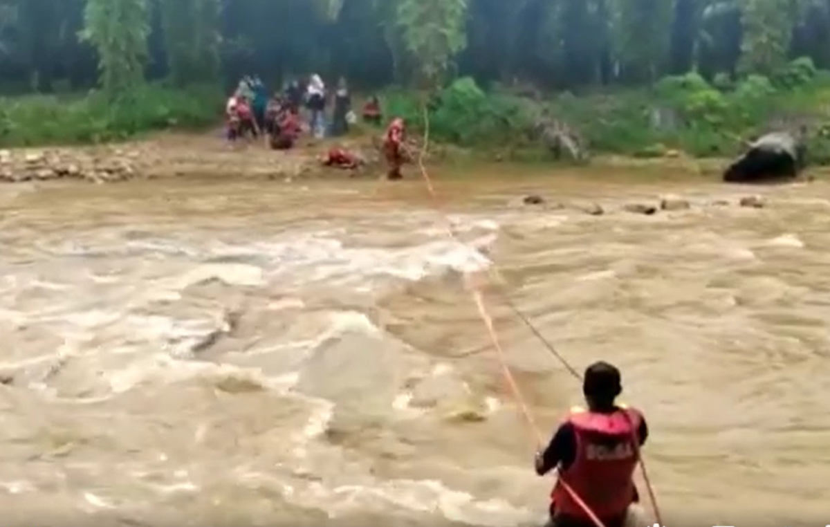 [VIDEO] 13 mangsa terperangkap kepala air di Maran