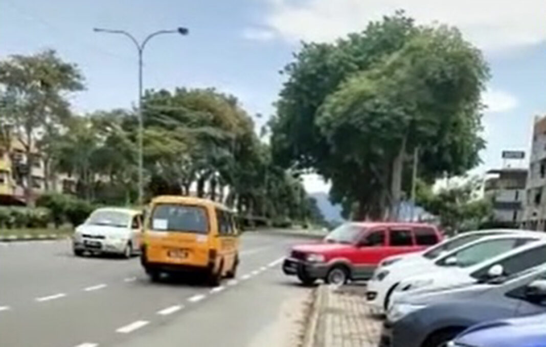 van sekolah lawan arus lumut