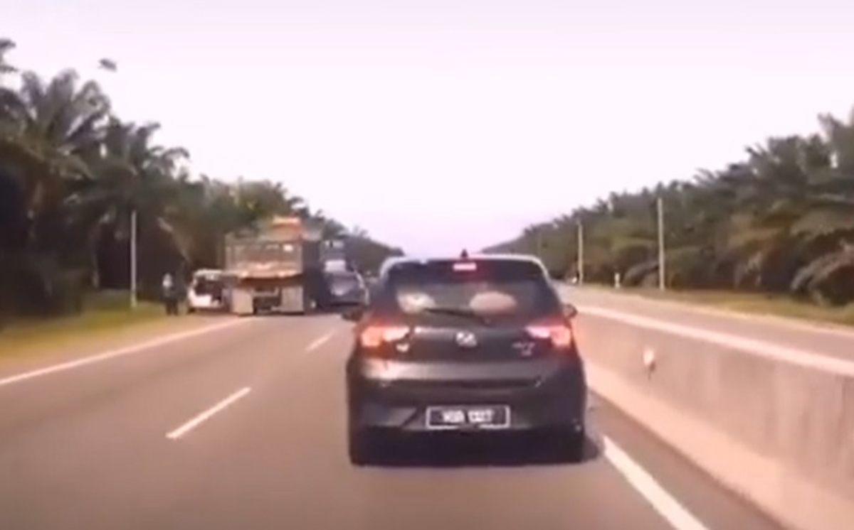 [VIDEO] 2 lelaki maut dilanggar lori semasa tukar tayar