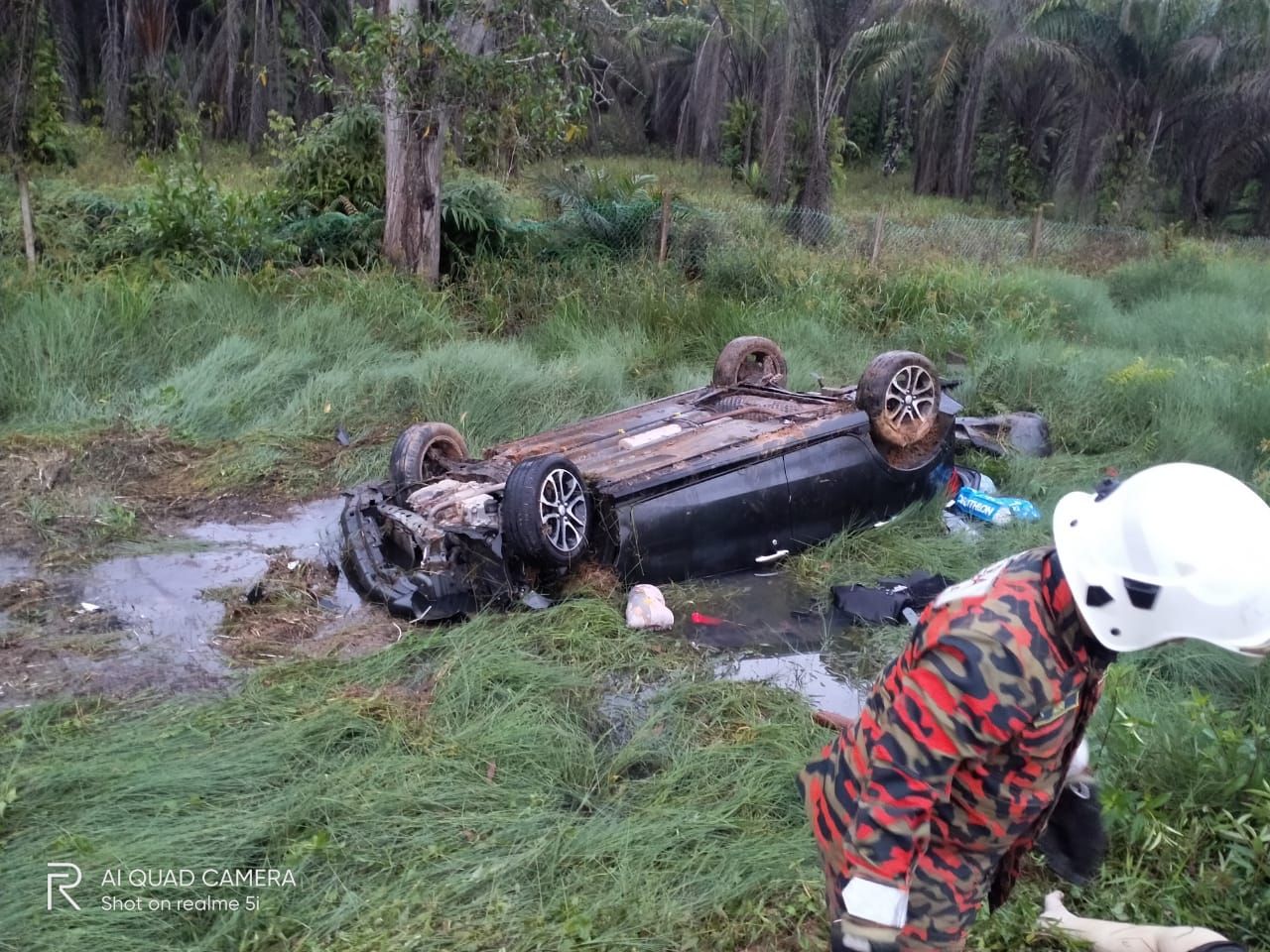 Ibu, bayi lemas kereta terbalik dalam parit