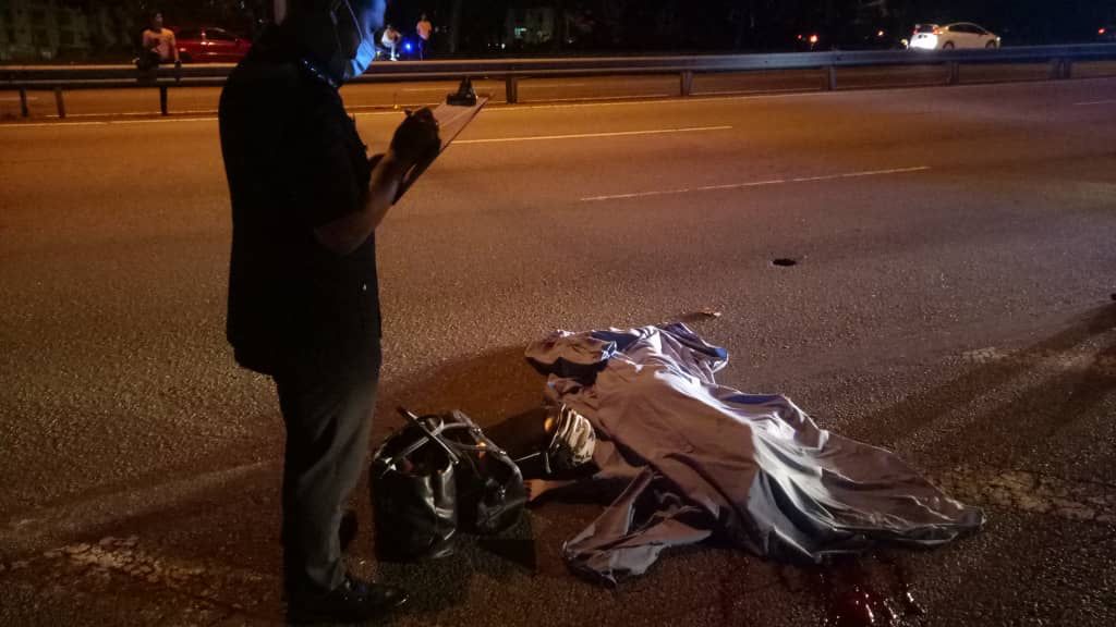 Wanita maut, dipercayai dilanggar semasa melintas Lebuhraya Persekutuan