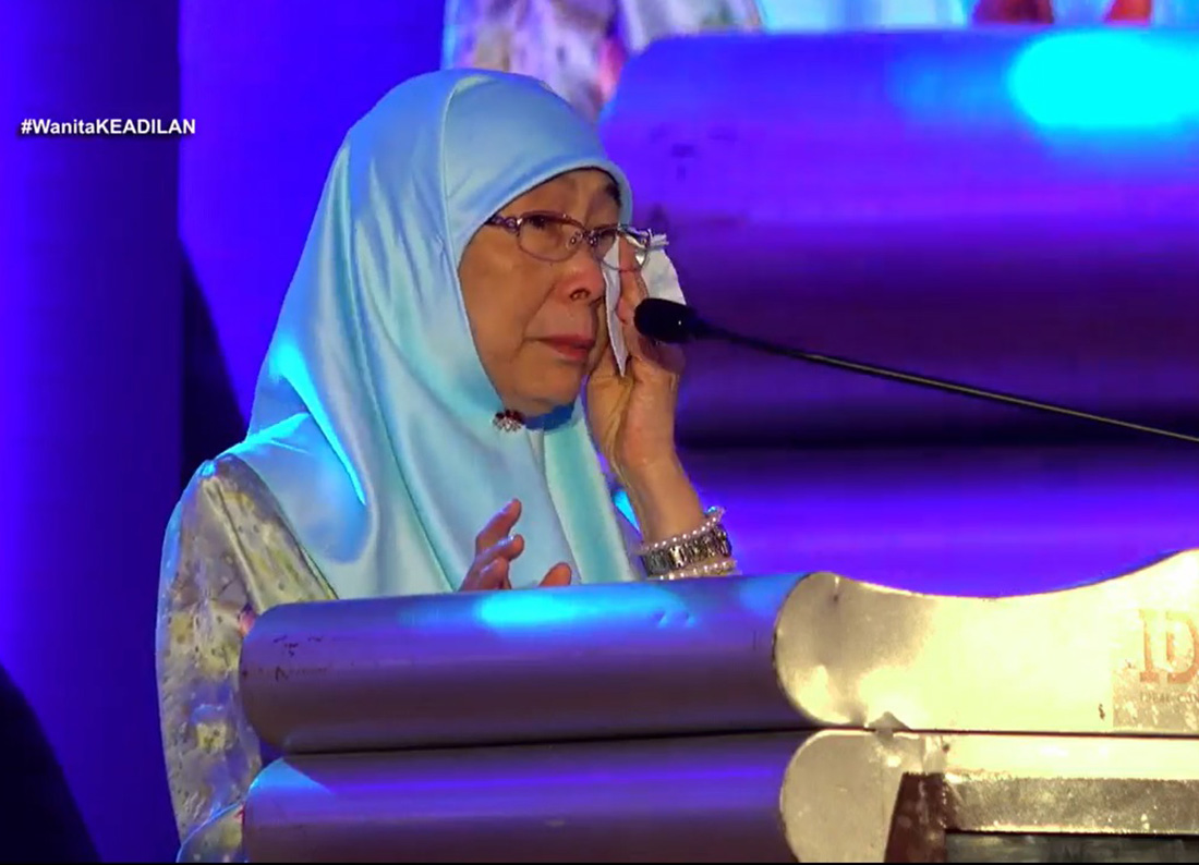 ‘Musuh dalam selimut’ punca Wan Azizah menangis