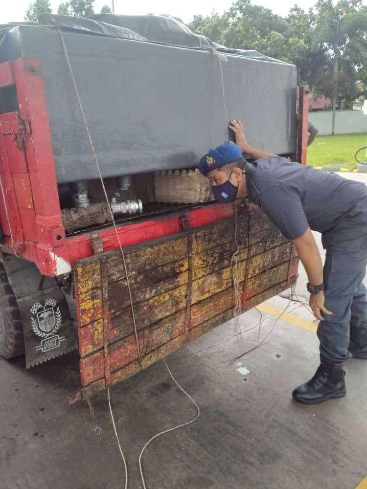 Dua lelaki ditahan cuba seludup 2,000 liter diesel bersubsidi