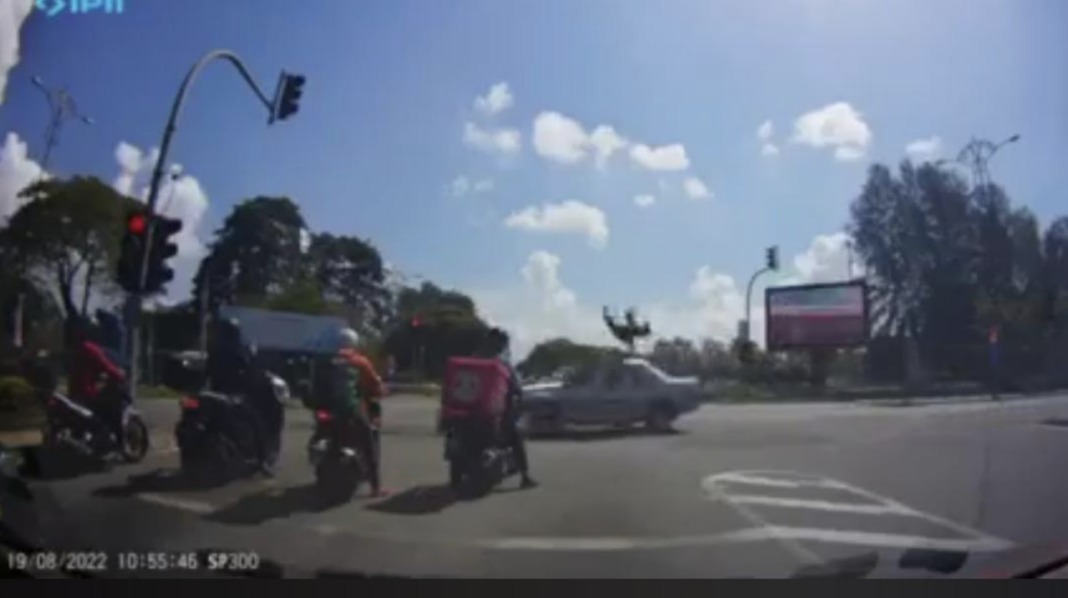 [VIDEO] Langgar lampu isyarat, lelaki melambung dirempuh kereta