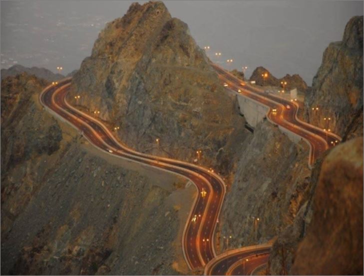 3 maut kereta dinaiki terjatuh dari puncak Gunung Taif