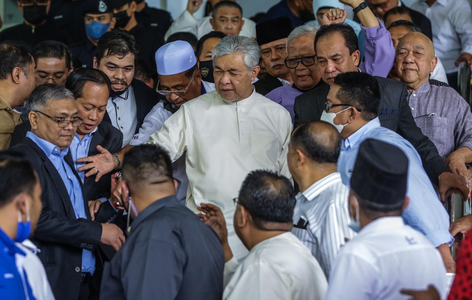 ‘Hakim terkhilaf bebaskan Ahmad Zahid’- Pendakwaan