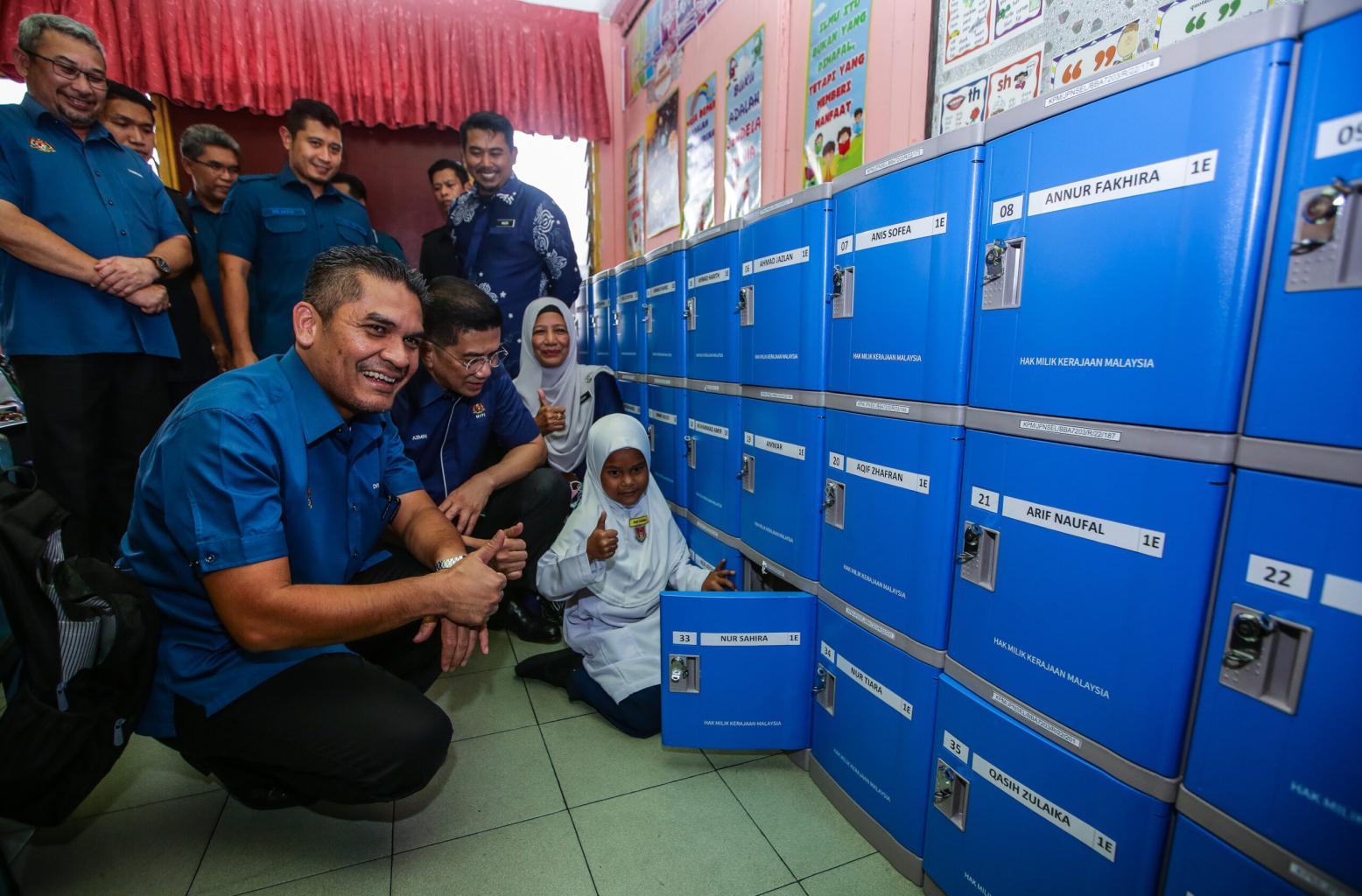 Tangani beg berat: Pemasangan lokar ke sekolah dua sesi dilancar