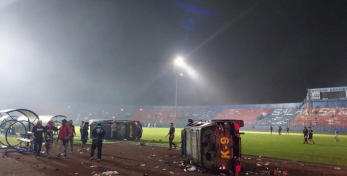 [VIDEO]Rusuhan penyokong bola sepak, 127 orang maut di Malang, Indonesia