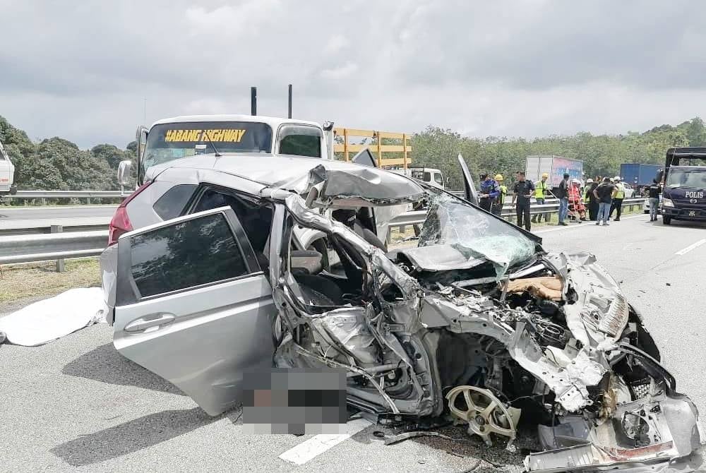 Suami isteri, bayi maut dalam nahas tiga kenderaan