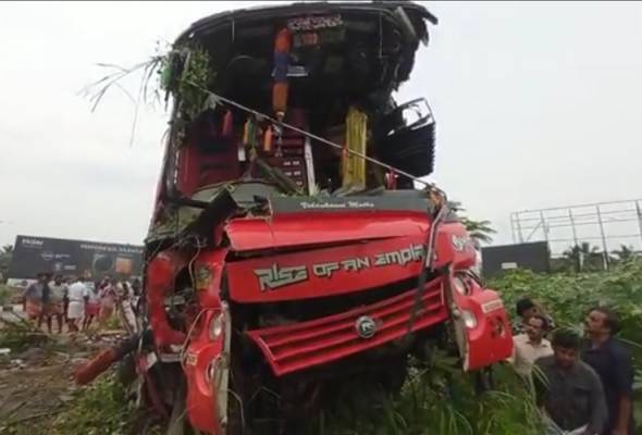 Sembilan maut termasuk lima pelajar sekolah nahas dua bas