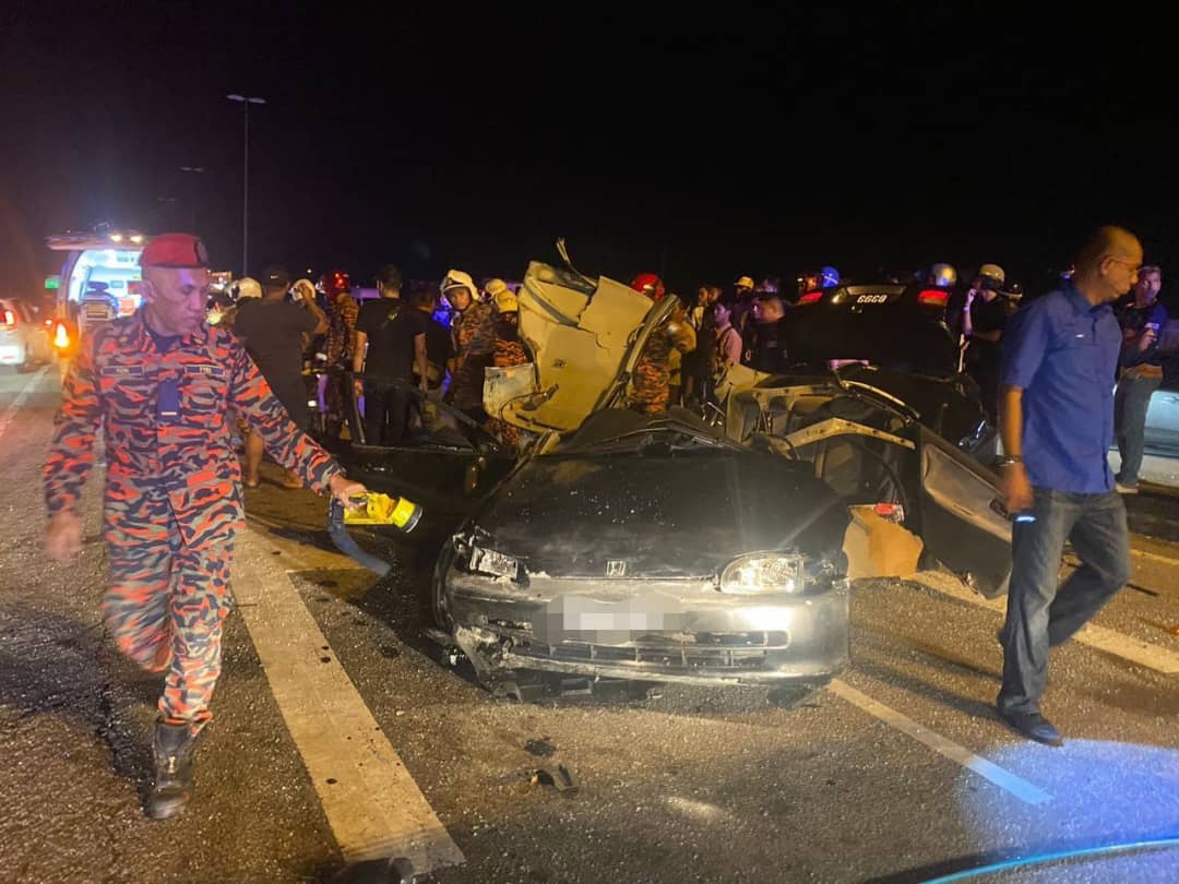 Wanita maut, kenderaan dinaiki langgar tiang lampu jalan