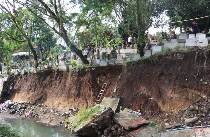 25 kubur diancam tanah runtuh hingga nampak kain kafan jenazah