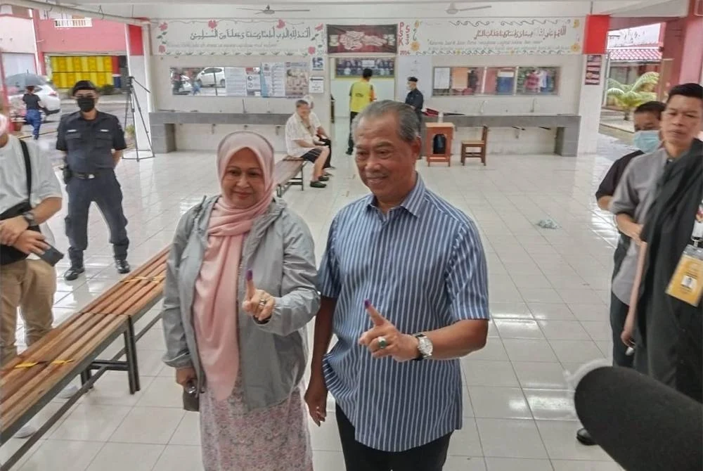 Muhyiddin, isteri selesai mengundi di SMK Sri Muar