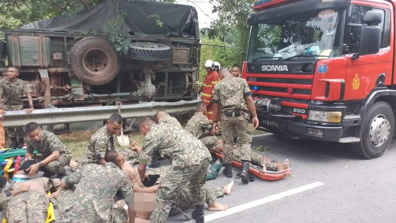 Tragedi pergi pusat undi: Trak tentera terbalik, seorang parah