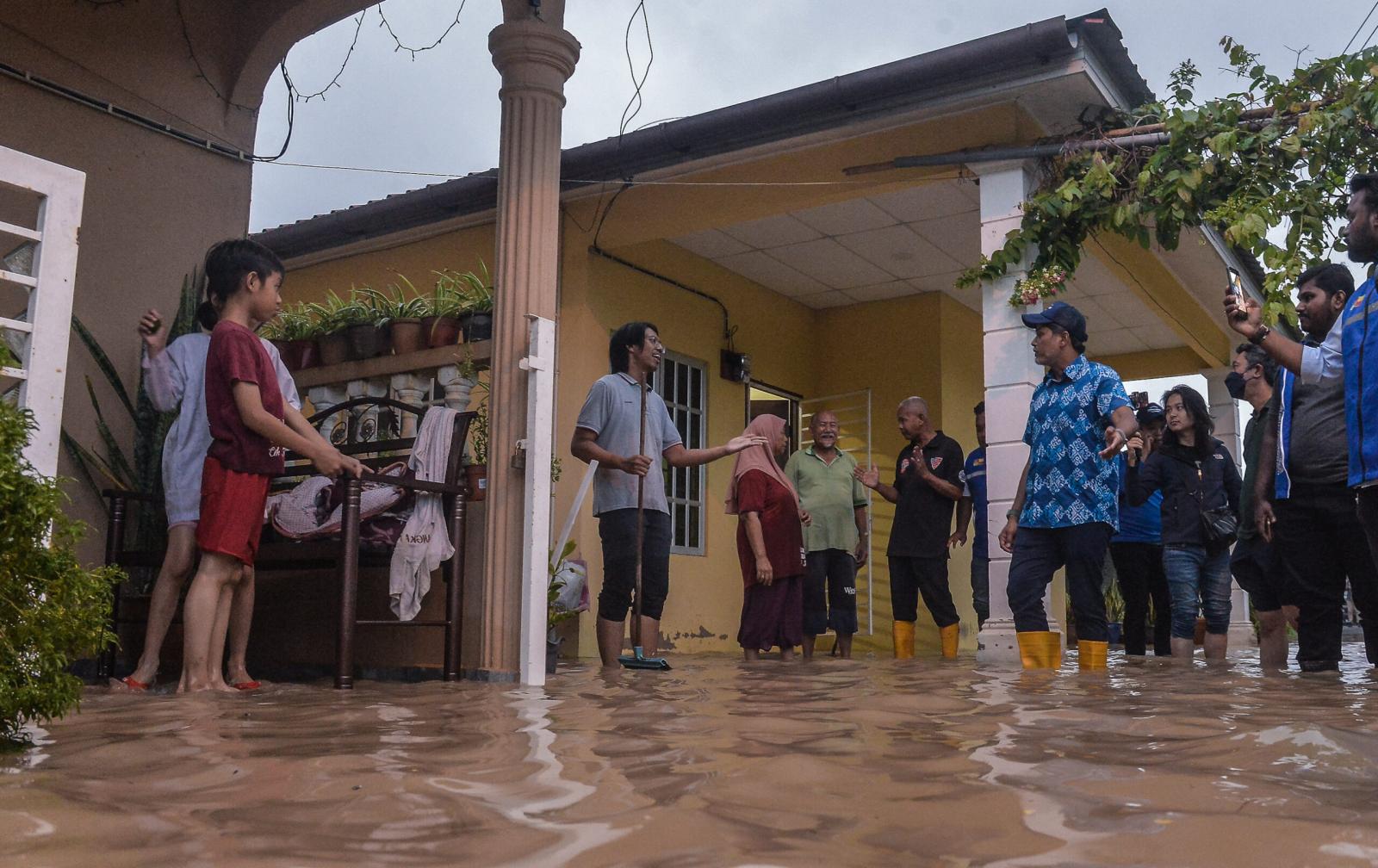 Susahkan rakyat buat PRU musim tengkujuh, tapi BN peduli apa