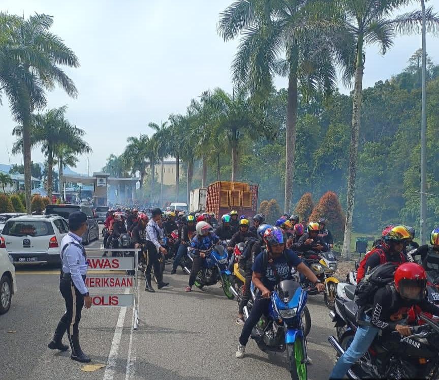 [VIDEO]300 motosikal konvoi ke Langkawi ‘masuk pukat’ polis