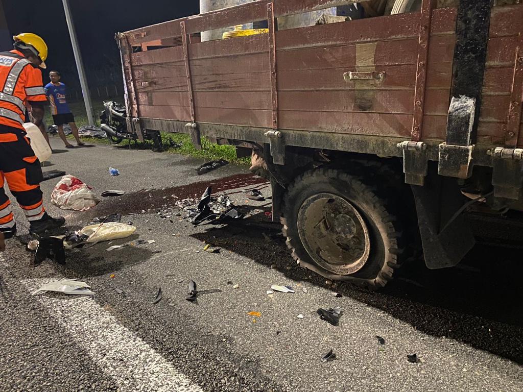 Dua remaja maut motosikal rempuh lori rosak di lorong kecemasan