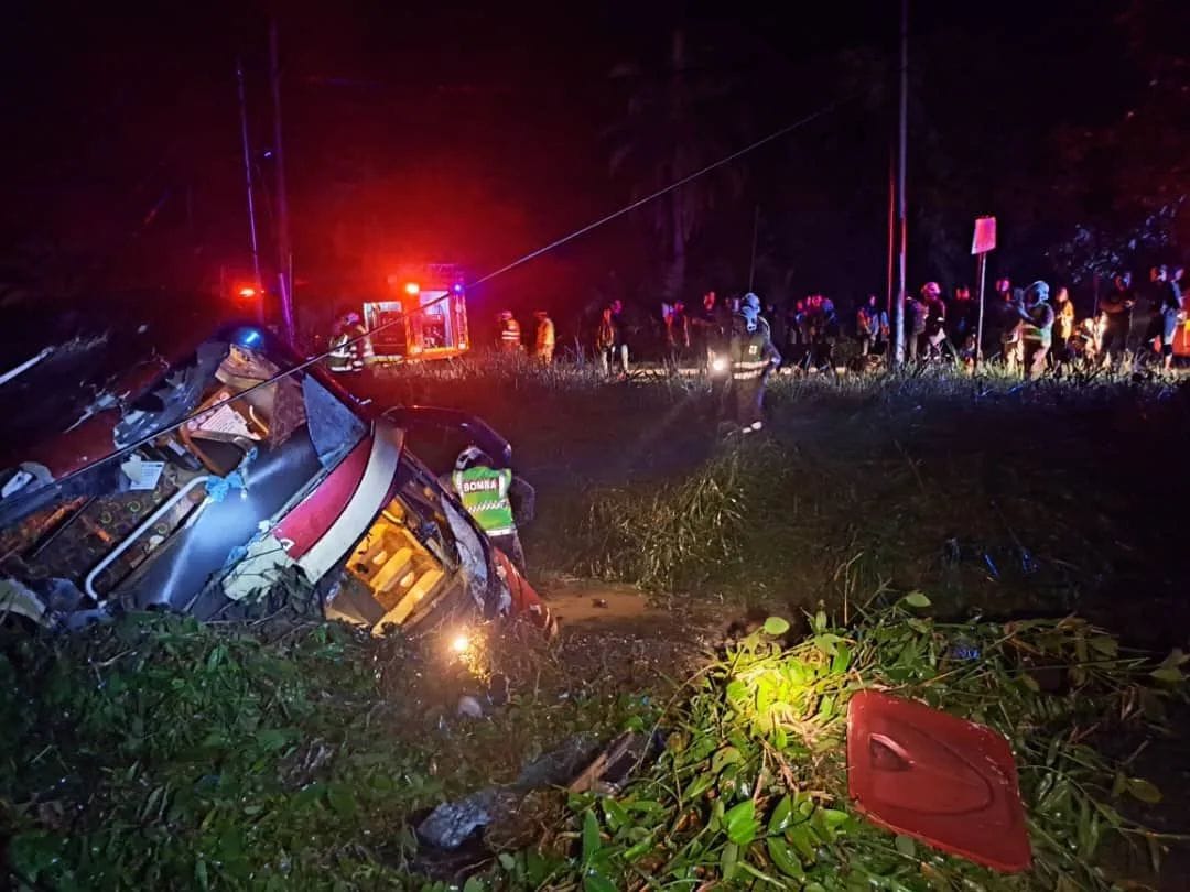 21 penumpang berdepan detik cemas, bas ekspres masuk parit