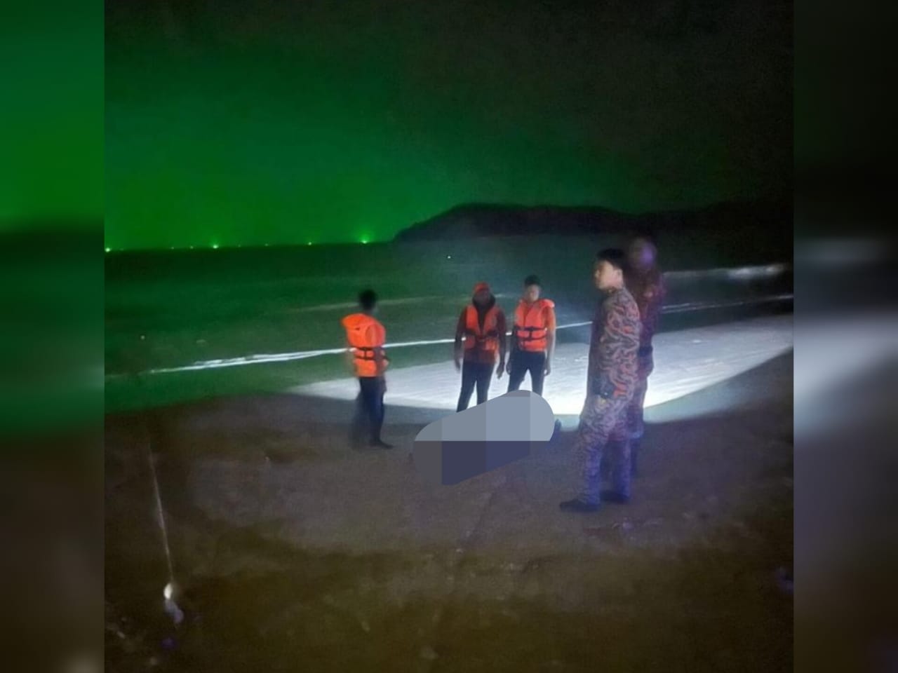 Dua beradik lemas ketika mandi pantai di waktu senja