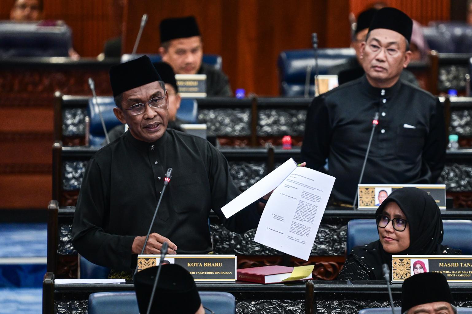 Buat ketetapan pemimpin kerajaan terkait kes rasuah dibenar bertugas atau tidak – Takiyuddin