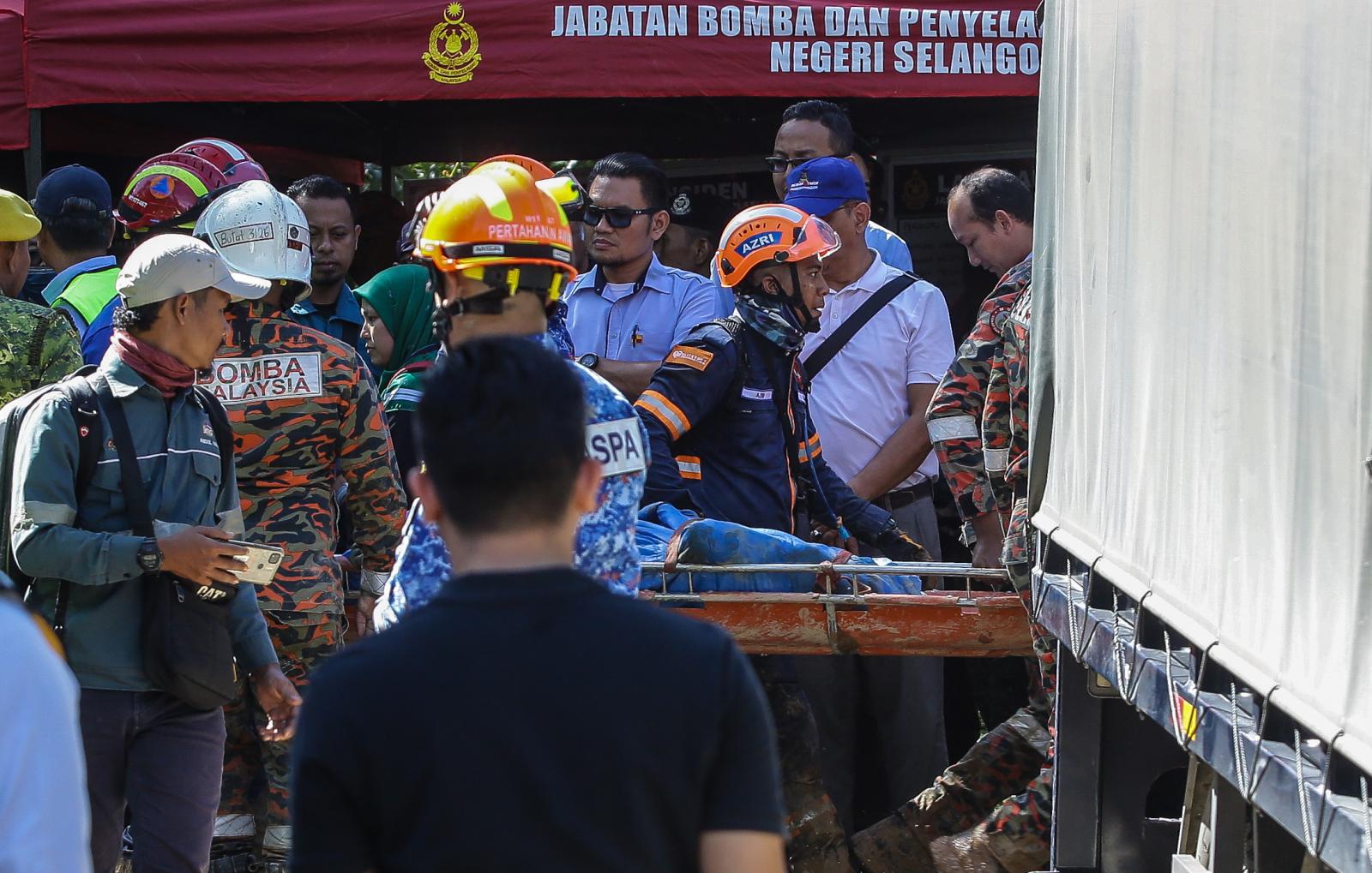 Nekad korek tanah dengan tangan selamatkan ibu dan bayi tertimbus