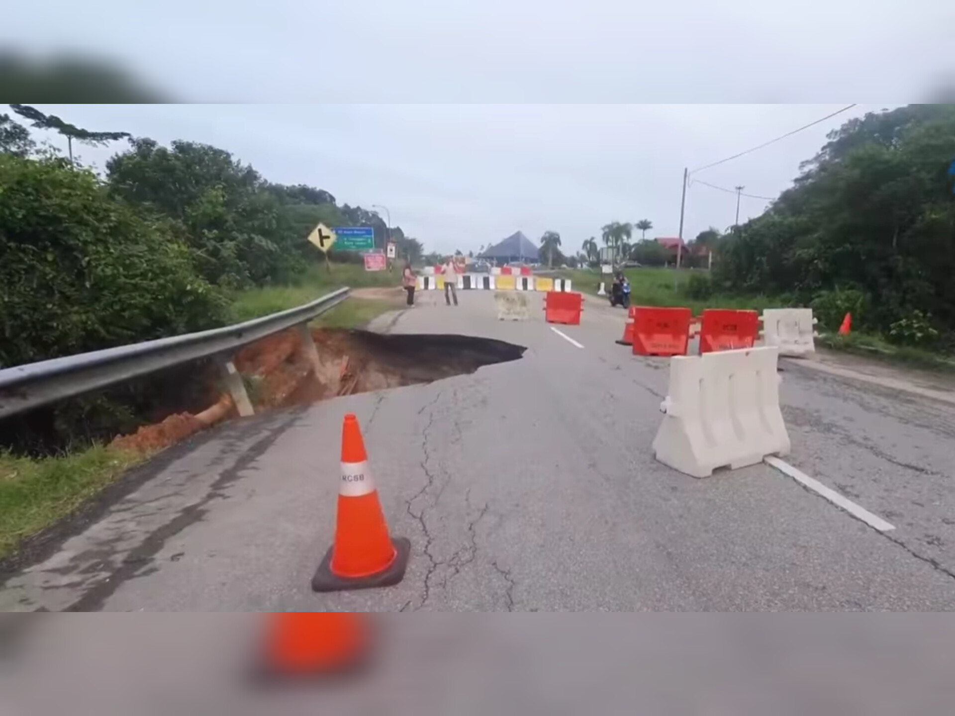 5,000 penduduk terputus hubungan jalan runtuh