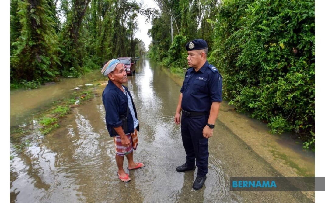 Warga emas guna perahu bantu pindahkan mangsa banjir