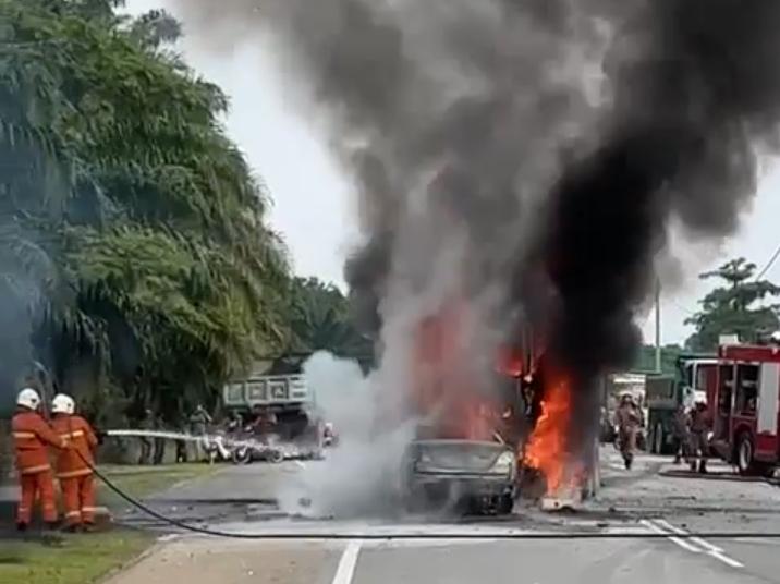 Dua rentung terperangkap, kereta terbakar bertembung lori